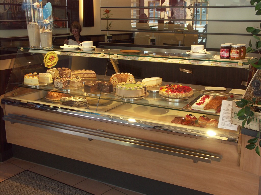 Dans un café, un choix "Torten" allemandes en vue de la sacro-sainte heure du "Kaffee-Kuchen"