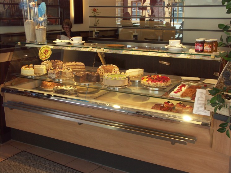 Dans un café, un choix  "Torten" allemandes en vue de la sacro-sainte heure du "Kaffee-Kuchen"