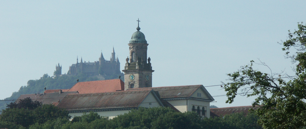 Le château fort des Hohenzollern sur sa colline dominant la petite ville de Hechingen