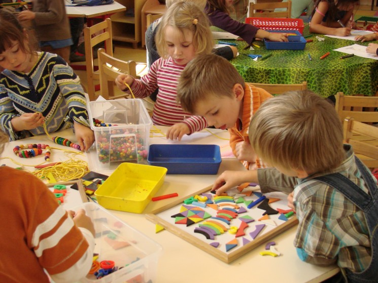 Les jardins d’enfants accueillent des enfants de 2 à 6 ans et proposent un projet éducatif original,