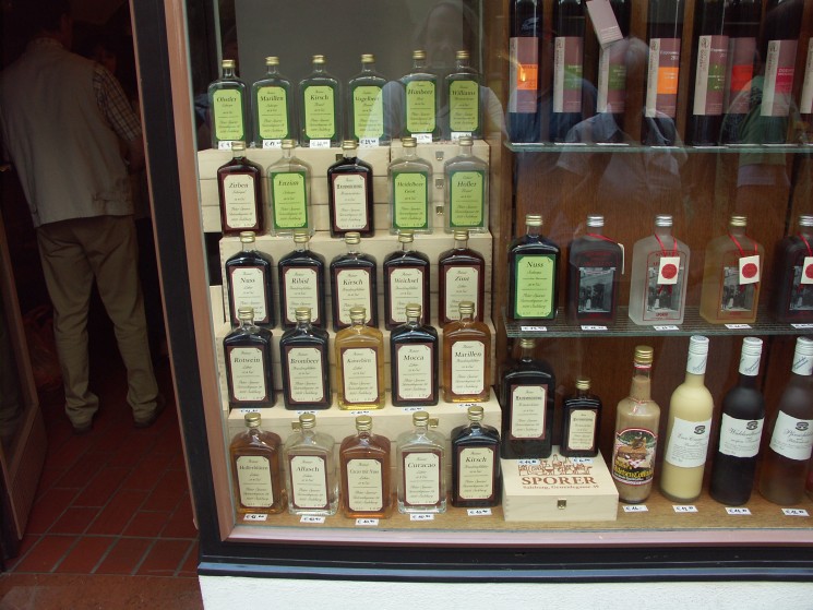 Vitrine d'un spécialiste en alcools de fruits, à Salzburg / Photo HH