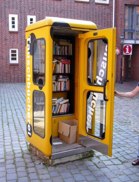 Un échange de cabine téléphoniques muées en  “Bibliobox”