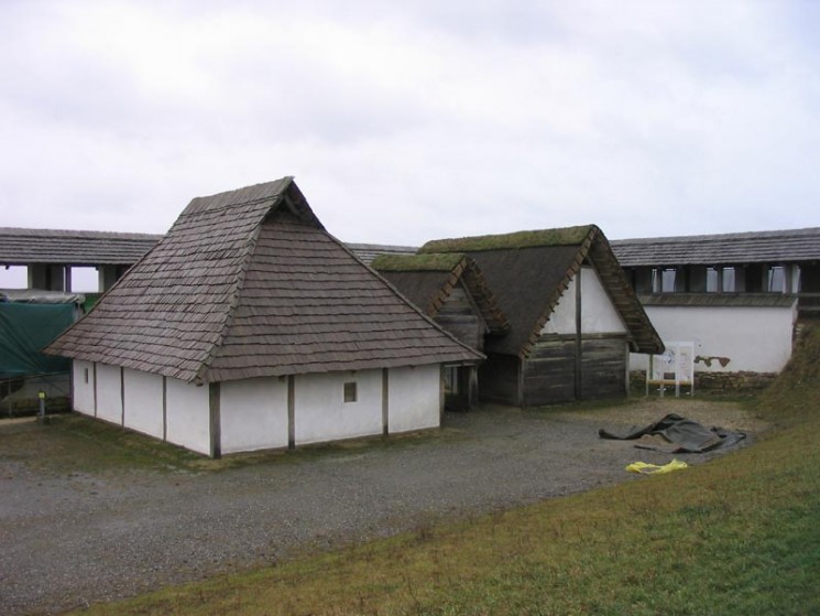 Reconstitutions de maisons celtiques à Heuneburg / Photo Ulf