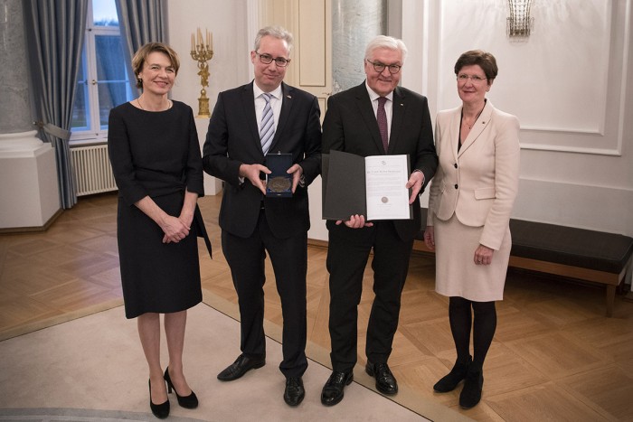 De gauche à droite Elke Büdenbender, Dr. Oliver Nass (petit-fils d’Elsie Kühn-Leitz), le Président fédéral Frank-Walter Steinmeier et Dr. Margarete Mehdorn (Présdente de la VDFG). Foto: © Bundesregierung / Guido Bergmann