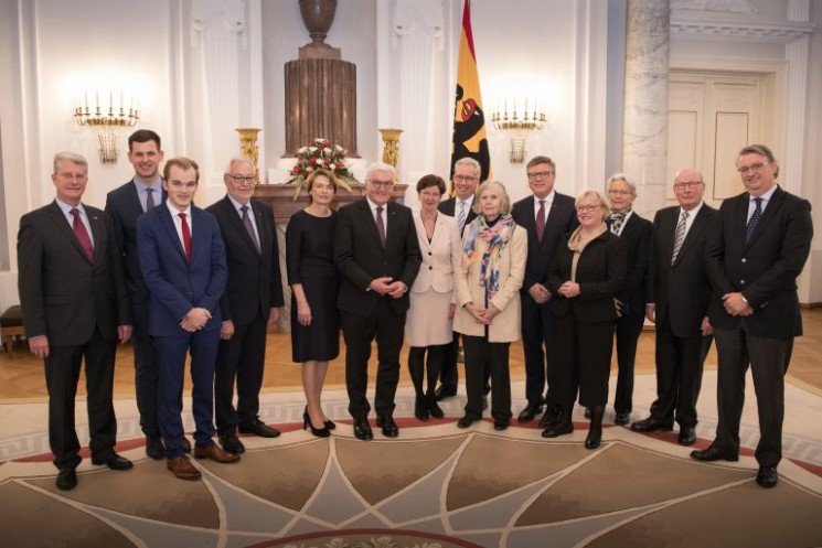 Photo de groupe : autour du Président et son épouse, les membres de la famille Leitz-Kühn et du Bureau de la VDFG, ainsi que Barbara Martin-Kubis, la présidente de la FAFA (la troisème à droite du Président) / Photo: © Bundesregierung / Guido Bergmann