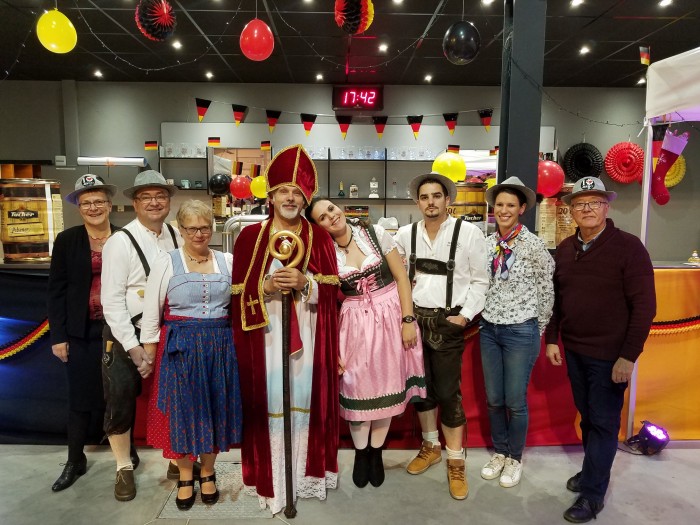 L'équipe du Comité en costumes traditionnels